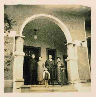 1953年盧纘祥夫婦與藍淥淮家人在家門口留影（出處：宜蘭縣文獻委員會）