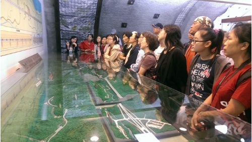 文物館設計成隧道的樣子，讓人可以身歷其境。