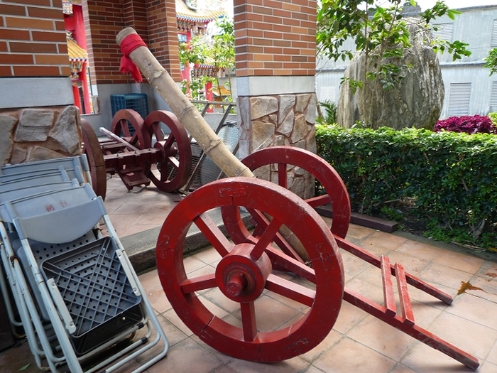 竹砲的年代雖不算久，卻是娜娘文史工作室所收藏，且還在服役中最經典的客家文物之一。（林怡靚 攝）