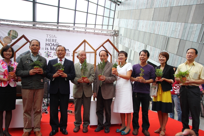 貴賓手持象徵希望的盆栽，準備放入以家為造型的小溫室 （貴賓由左至右為：立委陳歐珀夫人、前行政院院長游錫堃、宜蘭縣縣長林聰賢、千葉大學名譽教授宮崎清、前文建會主委陳其南、宜蘭縣文化局局長暨蘭陽博物館館長林秋芳、大二結文化基金會林奠鴻、香草菲菲陳秀敏、白米木屐合作社林瑞木）