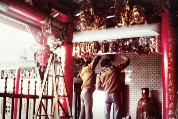 1973年曾水源與子於宜蘭市城隍廟彩繪工作照（曾水源　提供）