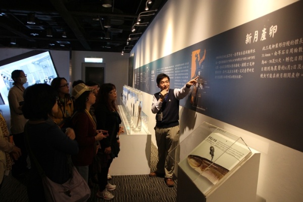 蘭陽博物館「白金傳奇—鰻魚展」展期為2012年11月27日~2013年5月5日，圖為作者於展場中為參觀民眾進行解說（蘭陽博物館 提供）