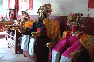 大社搶孤以中間之保生大帝為主神