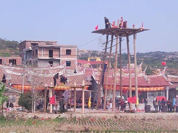 隆教鄉大社搶孤共六根孤柱