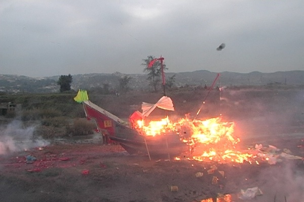依民俗，燒王船者為遊天河；未燒而放水流者，為遊地河