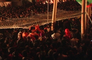 和臺灣不同的是，孤棚下擠滿看熱鬧的男男女女，比當地過年還熱鬧