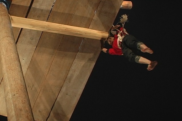 攀簷擺盪，一切都靠腕力與腰力