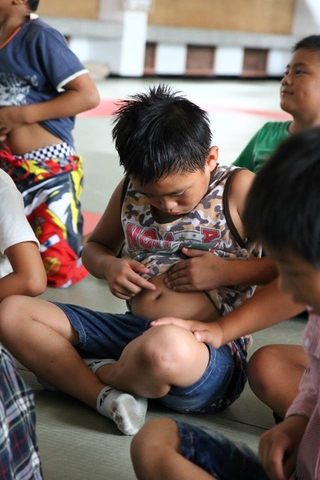 鯨豚有沒有肚臍......沒叫你當場確定啊！