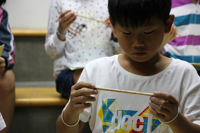 小朋友終於賺到一支蘭博限量鯨豚鉛筆了，要一起保護海豚哦！