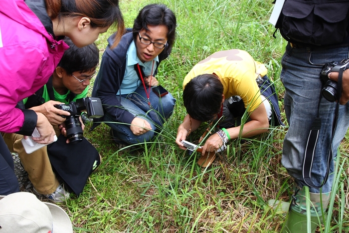 130林道動物組實察，學員認真記錄。