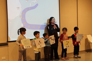 老師解說鰻魚一生的變化