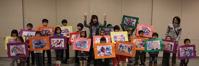 完成後秀出作品，一起拍張大合照，YA！