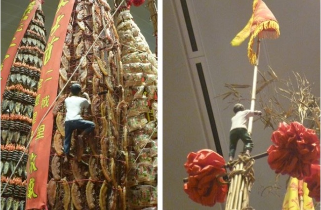 左：每座孤棧皆掛滿各庄頭的祭品，各式各樣的食物琳瑯滿目 / 右：孤棧的順風旗就要被砍斷了