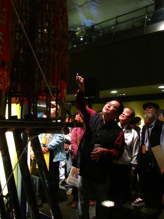 館員正為參觀的民眾進行孤棚解說（莊雅惠　攝）