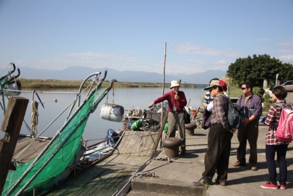 介紹捕撈鰻苗的改裝船