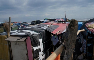 捕撈鰻苗的人為了方便捕撈和休息，就乾脆在海口搭建帳篷