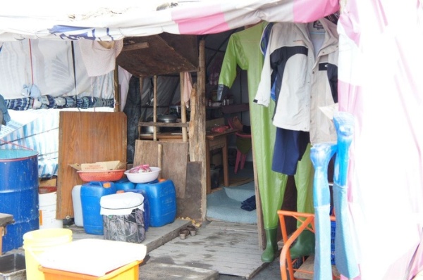 帳棚雖然簡陋，卻應有盡有，功能齊備，還有小廚房呢