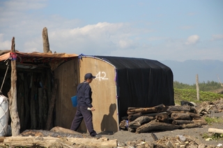 警察在帳棚外噴上號碼，準備造冊管理