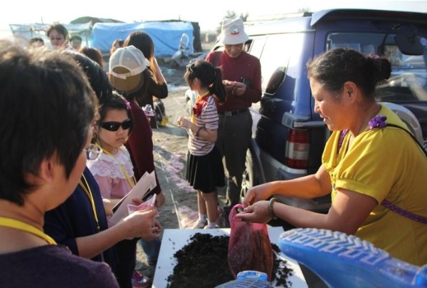 與曬海菜的婦人進行買賣