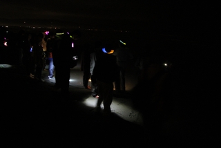 海口沒有路燈，為了避免脫隊，所以拿營光棒作指引