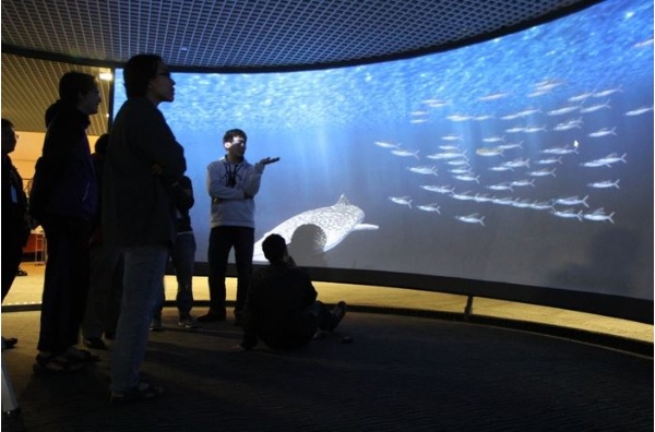 合作團隊針對海洋劇場內容進行討論