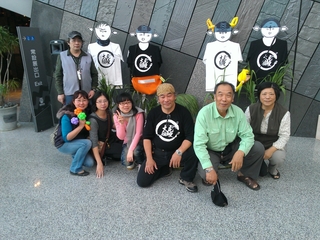 製作展示人模與捕鰻人帳篷的志工們