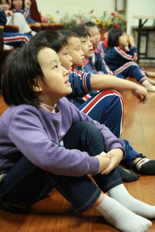 學生專注聆聽的模樣