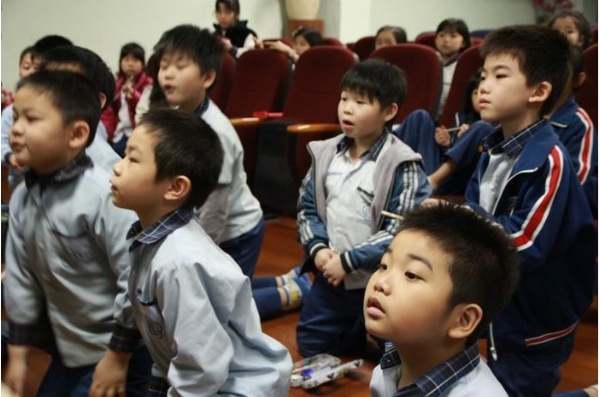 當老師拿出裝有小鰻魚的水族箱時，小朋友一個個脖子伸得長長的，迫不及待想看看小鰻魚長什麼樣子