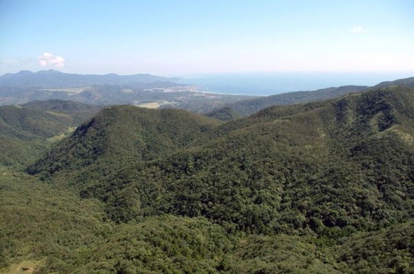 草嶺古道遠望新北市貢寮區（吳楊欽2006年攝/宜蘭縣史館館藏）