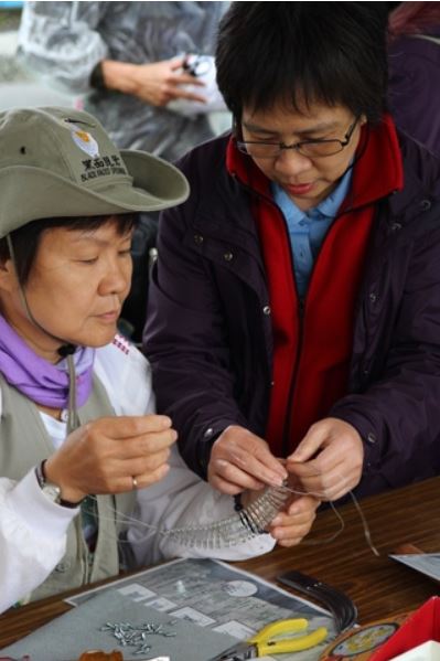 考古工作室的工作人員指導民眾製作金鯉魚