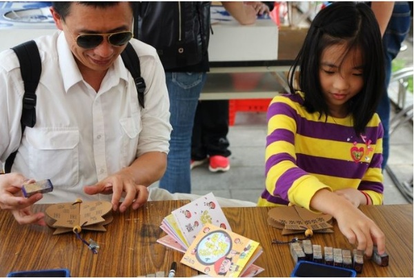 考古生活節的第二天碰到星期六，所以有好多家長帶小朋友來體驗