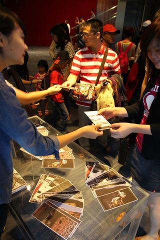 當日購票參觀常設展的前兩千名來賓，即可獲贈紀念明信片一張