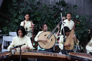 榮獲宜蘭縣音樂比賽優等的二城國小絲竹樂團表演