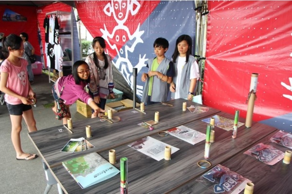 利用廢棄材料結合媒材詮釋蘭陽風情的「木玩子」