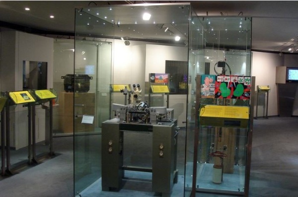 德意志博物館介於入口和出口之間的展廳，以獨立玻璃展櫃呈現各德國籍諾貝爾得主的研究內容，包括研究器材與成果
