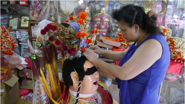 第二代陳愛珠女士協助刺繡之神情