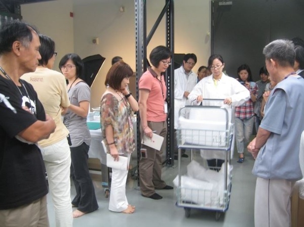 庫房內文物運送操作示範