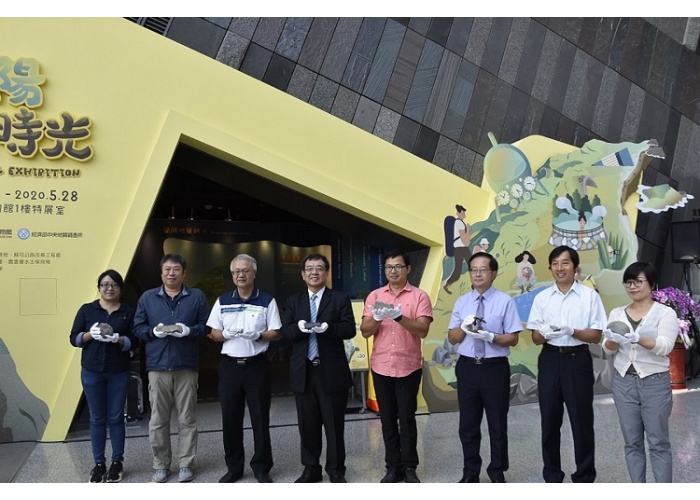 地質時光展開幕典禮，蘭陽博物館館長(右四)和嘉賓們拿著代表地質八景的石頭合照。