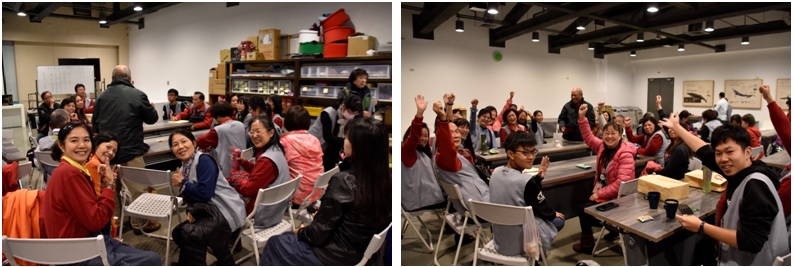 正在推選觀眾服務組組長的志工們