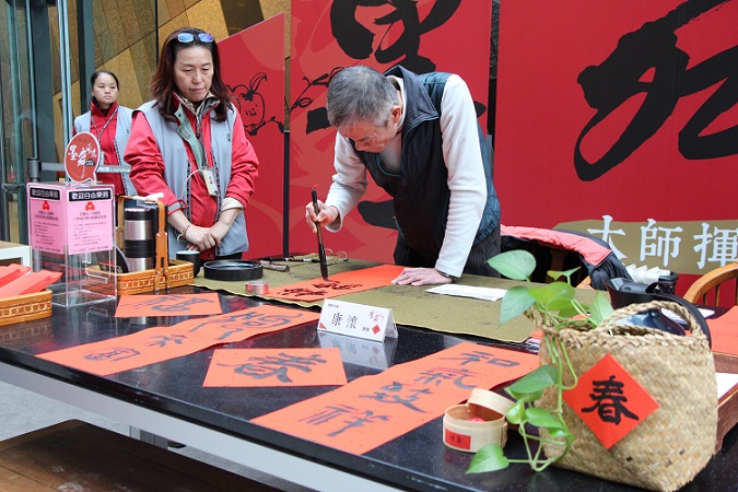 2019年「墨舞蘭博」活動，書法家康懷老師振筆揮墨。