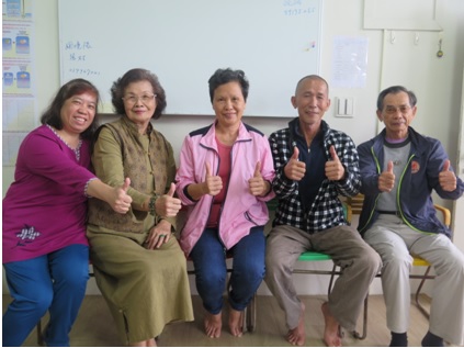 採訪團隊和林新川及其賢伉儷合照。