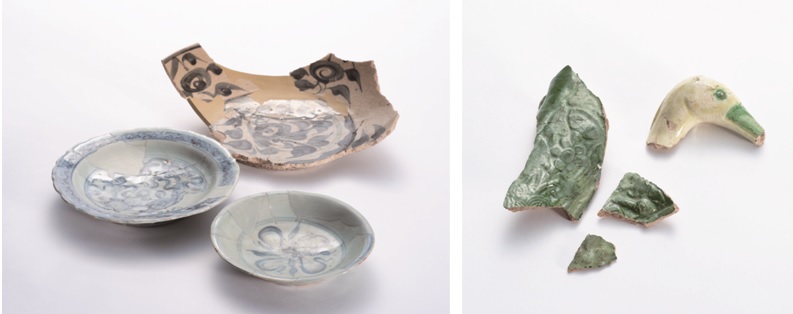 左圖：青花皿。野首第一遺跡，堂地東遺跡，八幡遺跡。宮崎縣埋藏文化財中心所藏 / 右圖：華南三彩鶴形水注，都城中之城跡。都城市教育委員會所藏，本城原遺跡。宮崎縣埋藏文化財中心所藏