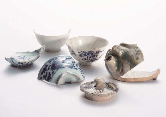 清朝磁器碗，八幡遺跡、宮崎縣埋藏文化財中心所藏、 壺屋燒(上燒)水注，中町遺跡、都城市教育委員會所藏。