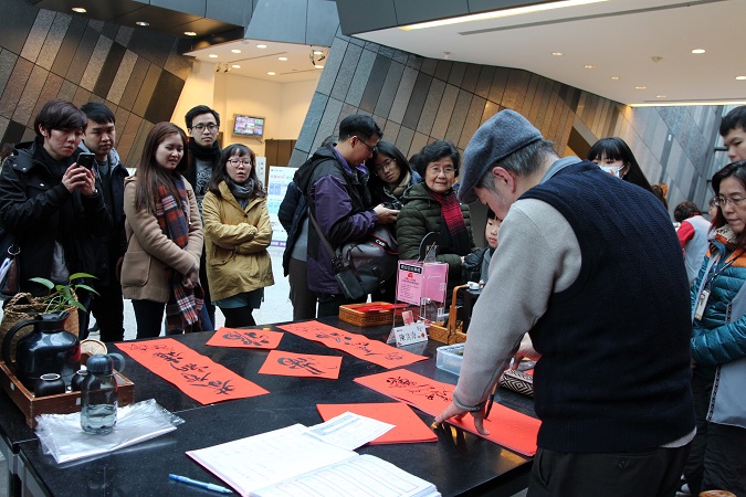 2019年「墨舞蘭博」活動，遊客圍觀陳清海老師寫書法。
