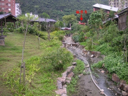 溫泉溝公園恰好位於福崇寺西側100公尺範圍內。