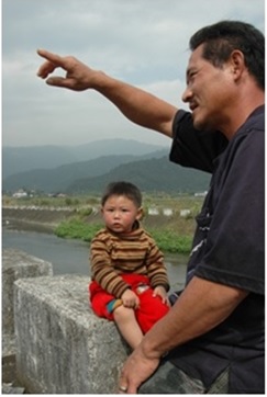 圖一：指著五十溪水不遠處，大湖底居民依然記得過去船仔頭渡口所在。豐沛的湖水，加上條條水路相連，使得位居大湖底中心的船仔頭渡口，成為早期宜蘭河上遊船運起始站和貨物輸出站，也留下許多行船的歌謠。