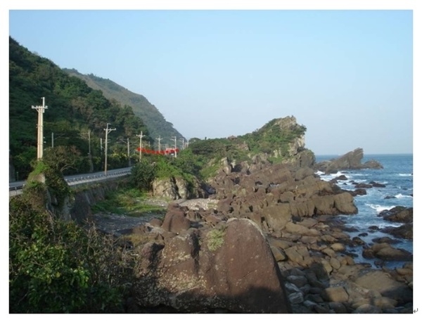 圖一：北關的外貌，虛線可能為原先單面山的地形，關卡可能設於此，後因公路和鐵路的開挖，使得此處的地表好像陷落了一塊。
