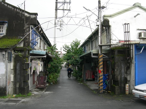 聯勤301廠為了安置員工，民國40年起陸續興建了 金陵一到六村，「金陵」二字為懷念其在南京的舊廠。