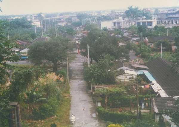 改建前位於員山公園興國新村。
