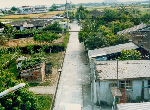 蘭竹新村民國80年代配置情形，右側二棟眷舍中間及公共水槽(井)對面原為空地，後期眷戶自行增建鋼筋混凝土造房舍（資料來源：1985.7，《宜蘭縣軍眷村（大陳義胞）改建國宅研討會資料》）